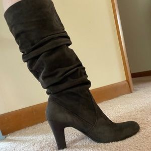 New Nine West size 8 brown suede slouchy heeled boots
